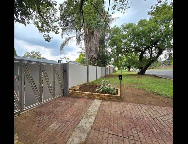 3 BEDROOM FREEHOLD FOR SALE IN BRACKENDOWNS